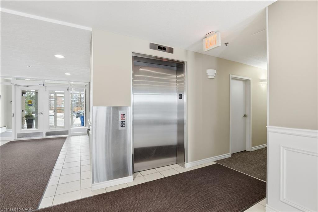 405-4450 Fairview Street, Burlington, ON - Indoor Photo Showing Other Room