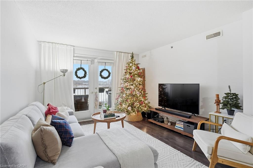 405-4450 Fairview Street, Burlington, ON - Indoor Photo Showing Living Room