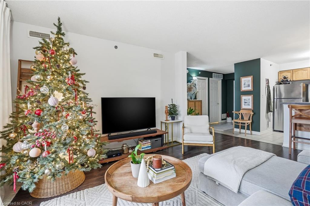 405-4450 Fairview Street, Burlington, ON - Indoor Photo Showing Living Room