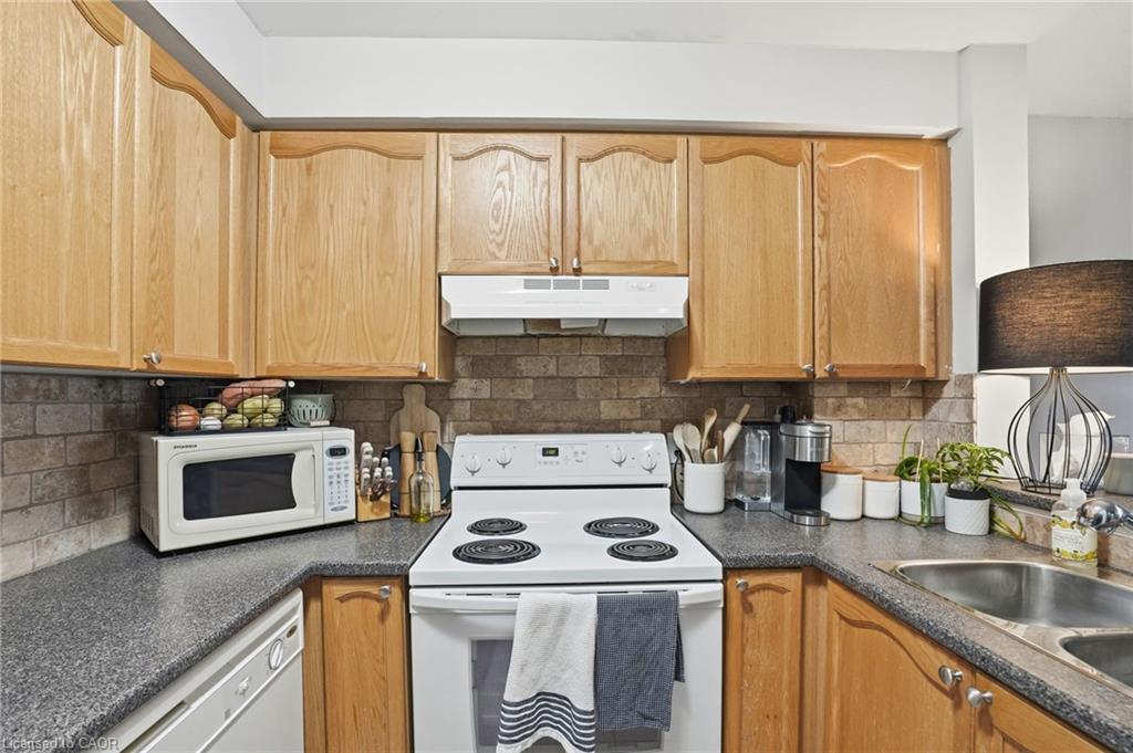 405-4450 Fairview Street, Burlington, ON - Indoor Photo Showing Kitchen