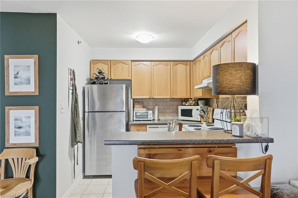 405-4450 Fairview Street, Burlington, ON - Indoor Photo Showing Kitchen