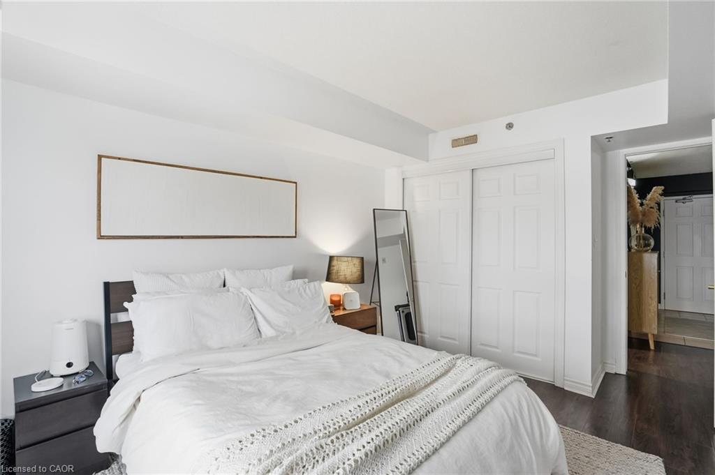 405-4450 Fairview Street, Burlington, ON - Indoor Photo Showing Bedroom