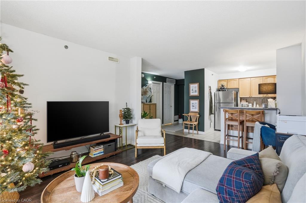 405-4450 Fairview Street, Burlington, ON - Indoor Photo Showing Living Room