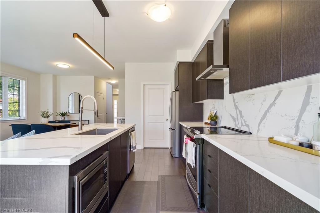 60 Bobolink Street, Hamilton, ON - Indoor Photo Showing Kitchen With Upgraded Kitchen