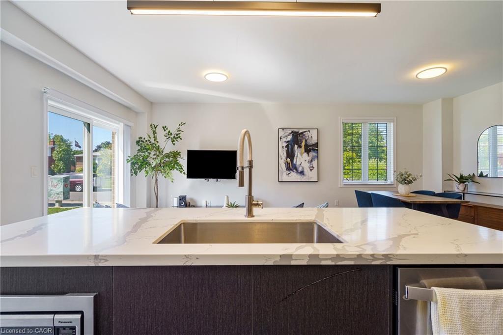 60 Bobolink Street, Hamilton, ON - Indoor Photo Showing Kitchen