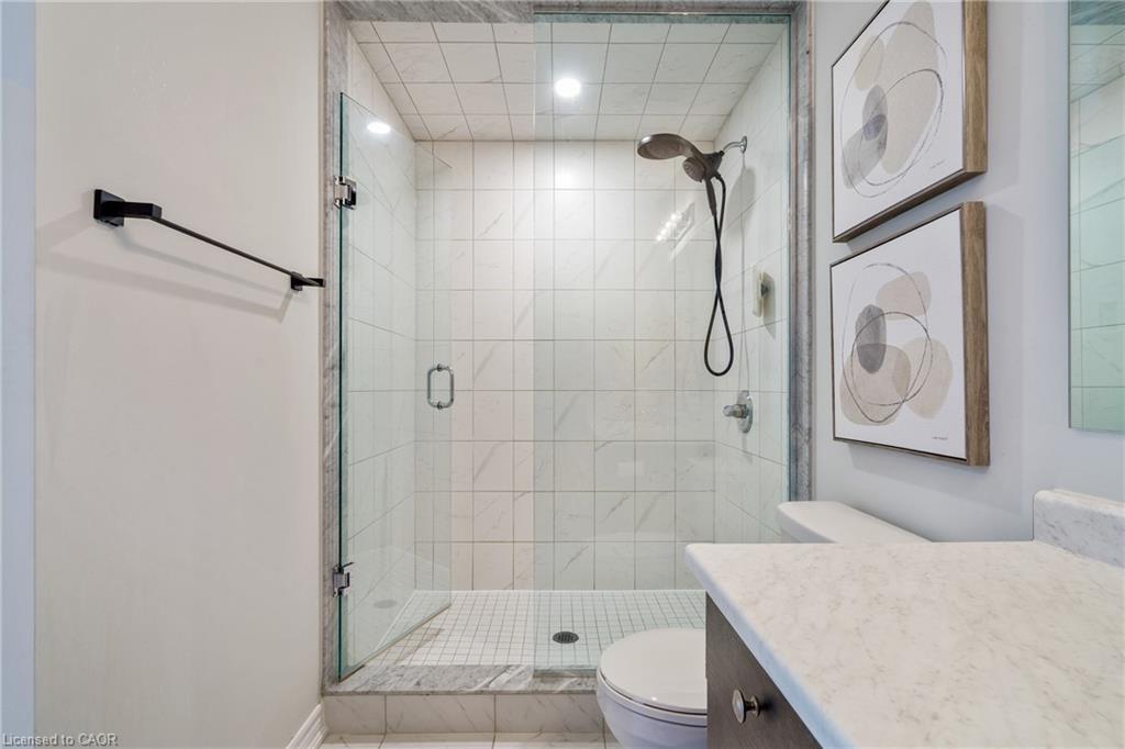 60 Bobolink Street, Hamilton, ON - Indoor Photo Showing Bathroom