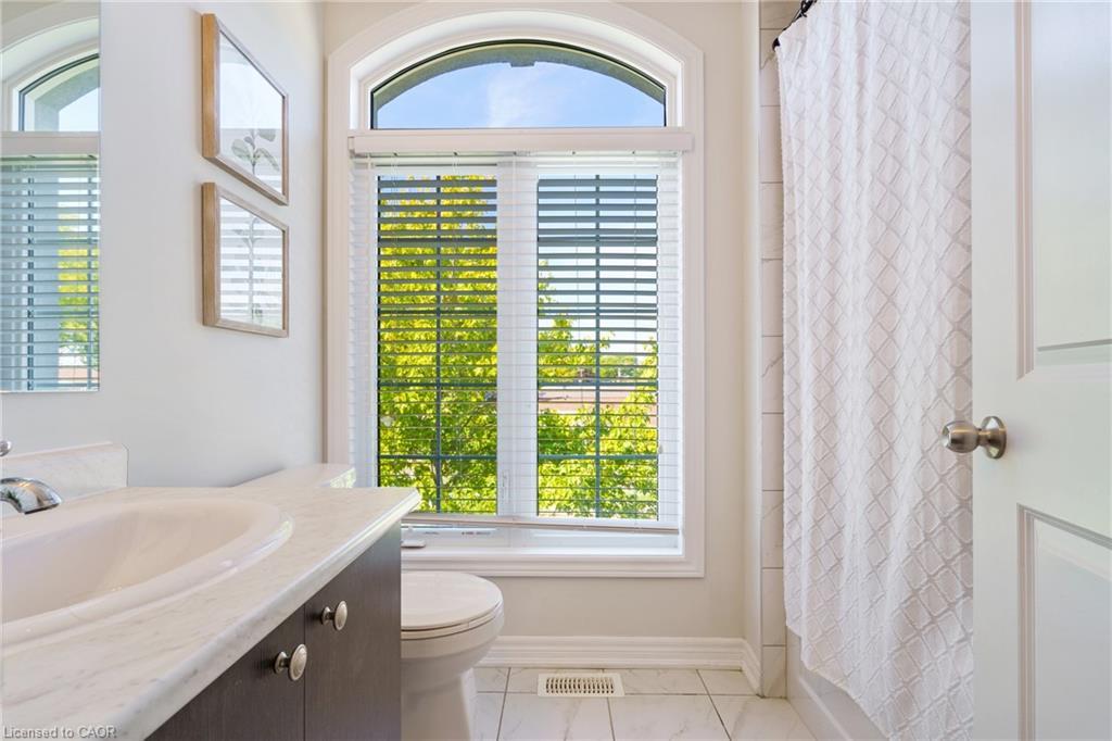 60 Bobolink Street, Hamilton, ON - Indoor Photo Showing Bathroom