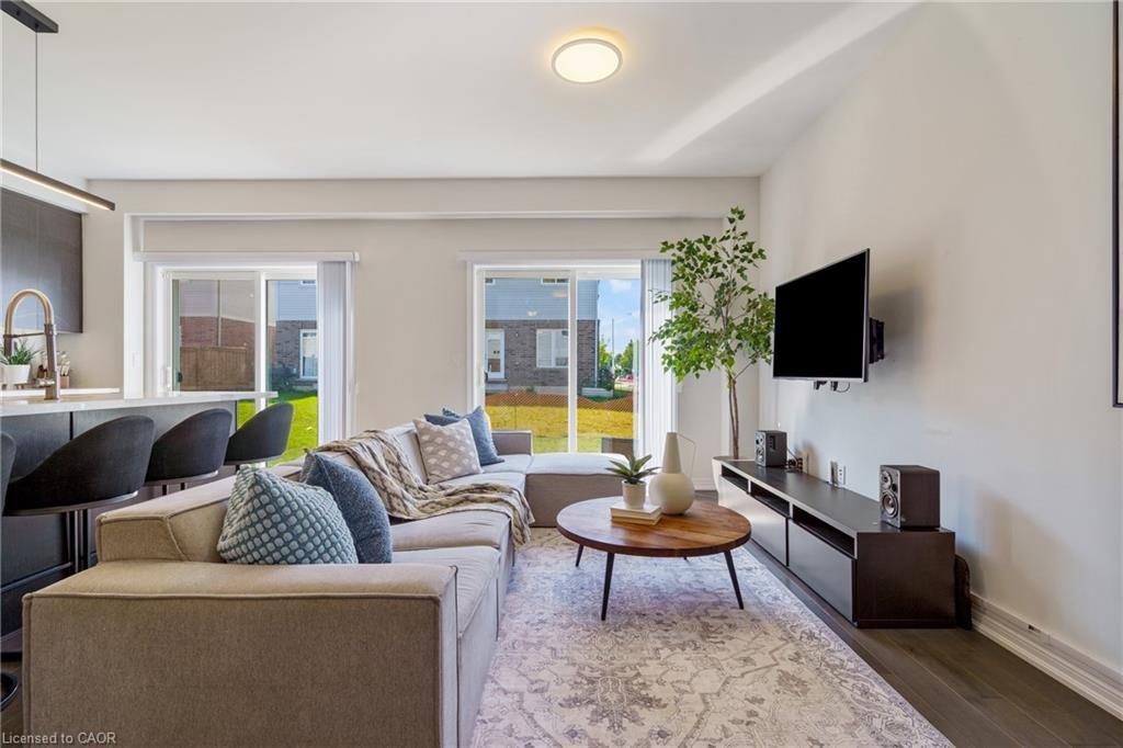 60 Bobolink Street, Hamilton, ON - Indoor Photo Showing Living Room