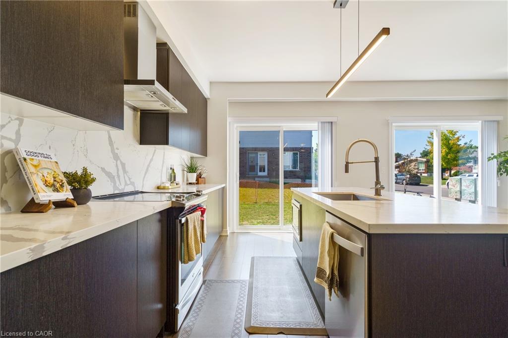 60 Bobolink Street, Hamilton, ON - Indoor Photo Showing Kitchen With Upgraded Kitchen