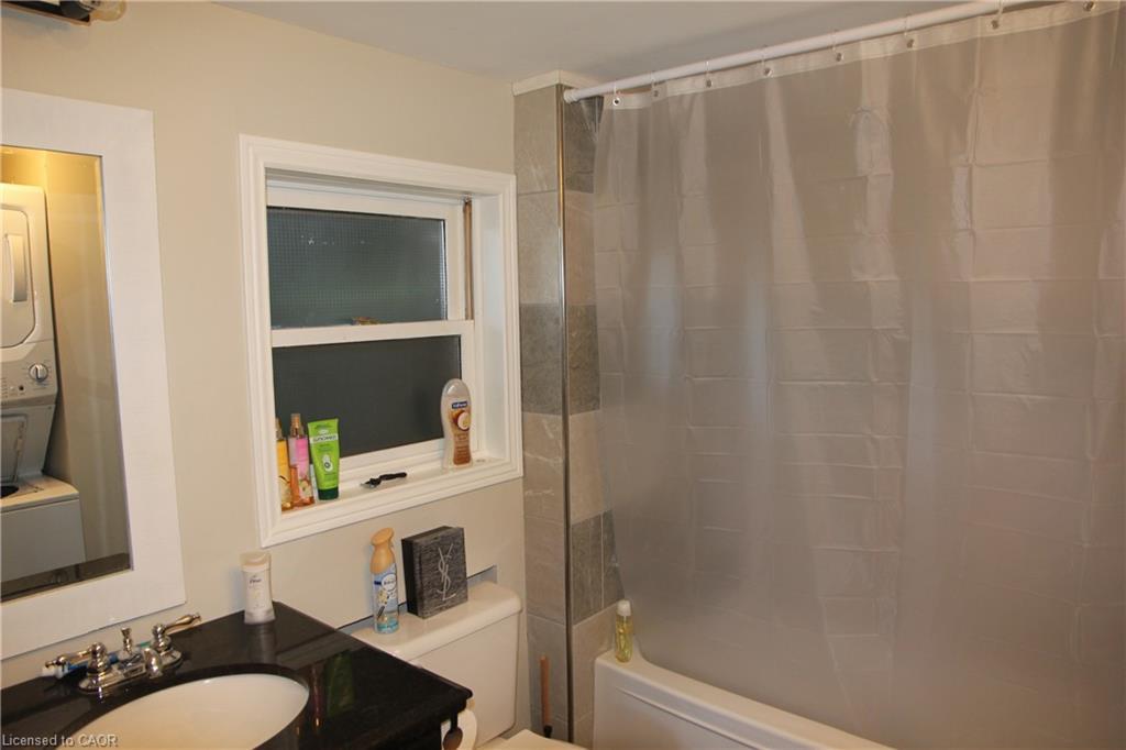 1-4078 #3 Highway, Cayuga, ON - Indoor Photo Showing Bathroom