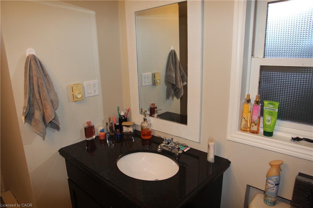 1-4078 #3 Highway, Cayuga, ON - Indoor Photo Showing Bathroom
