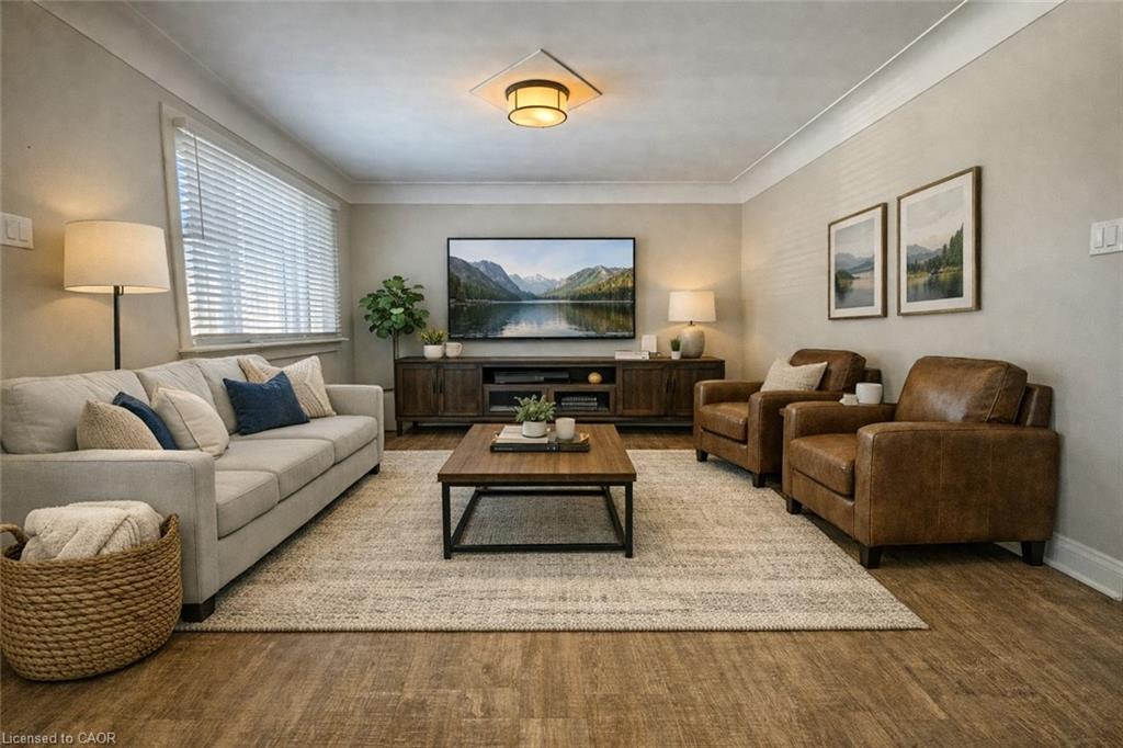55 Mohawk Road W, Hamilton, ON - Indoor Photo Showing Living Room