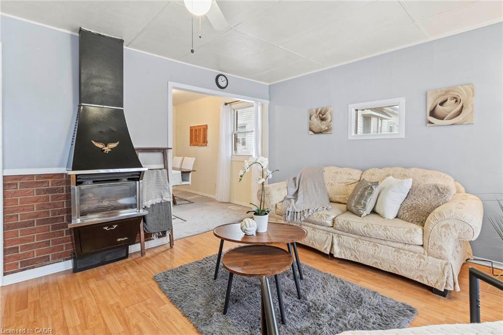 46 Adeline Avenue, Hamilton, ON - Indoor Photo Showing Living Room