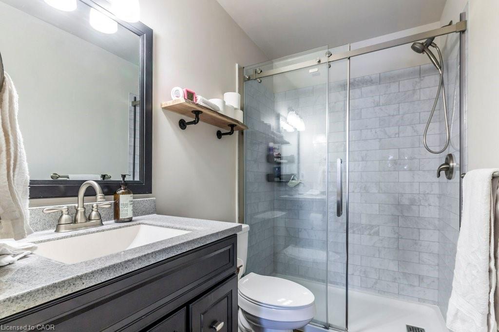 77-26 Moss Boulevard, Hamilton, ON - Indoor Photo Showing Bathroom