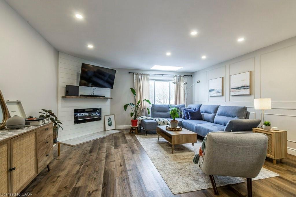 77-26 Moss Boulevard, Hamilton, ON - Indoor Photo Showing Living Room With Fireplace