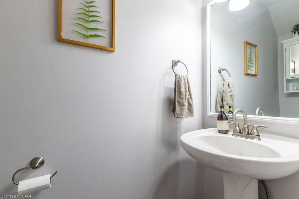 77-26 Moss Boulevard, Hamilton, ON - Indoor Photo Showing Bathroom