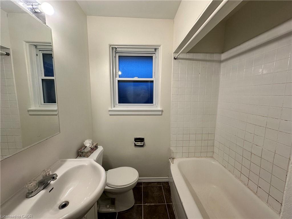 Upper-10 Glenellen Drive, St. Catharines, ON - Indoor Photo Showing Bathroom