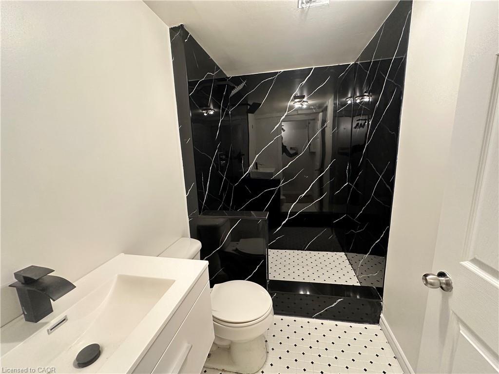 Lower-10 Glenellen Drive, St. Catharines, ON - Indoor Photo Showing Bathroom