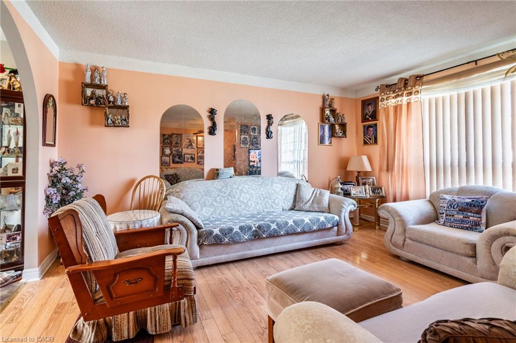 75 Hanover Place, Hamilton, ON - Indoor Photo Showing Living Room