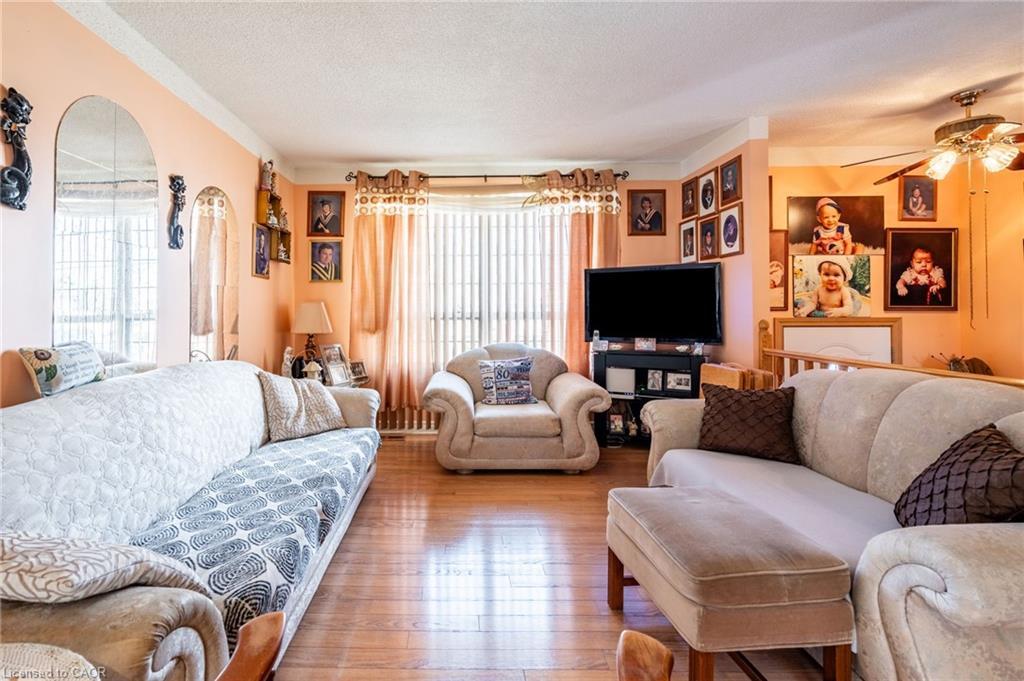 75 Hanover Place, Hamilton, ON - Indoor Photo Showing Living Room