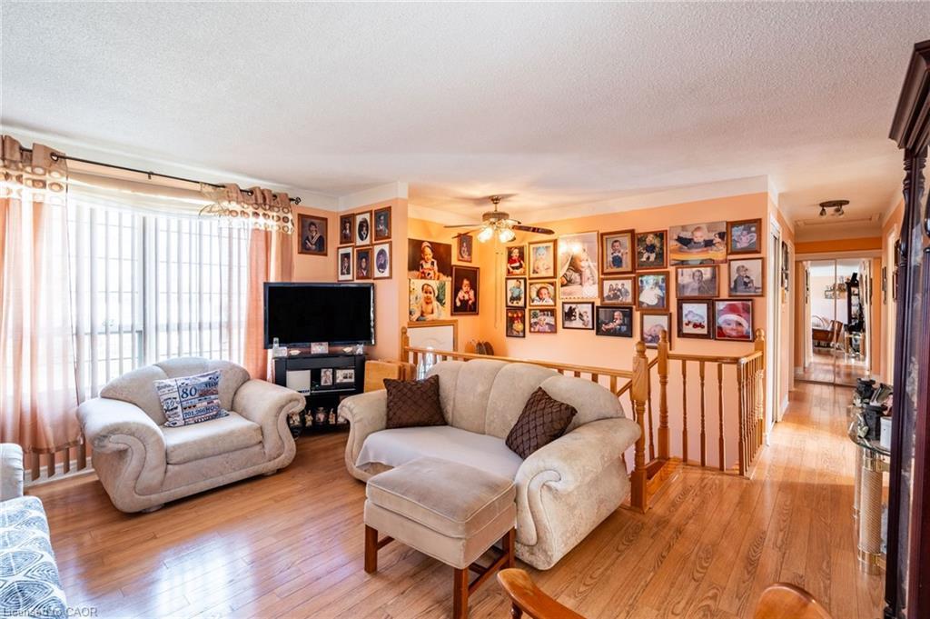 75 Hanover Place, Hamilton, ON - Indoor Photo Showing Living Room