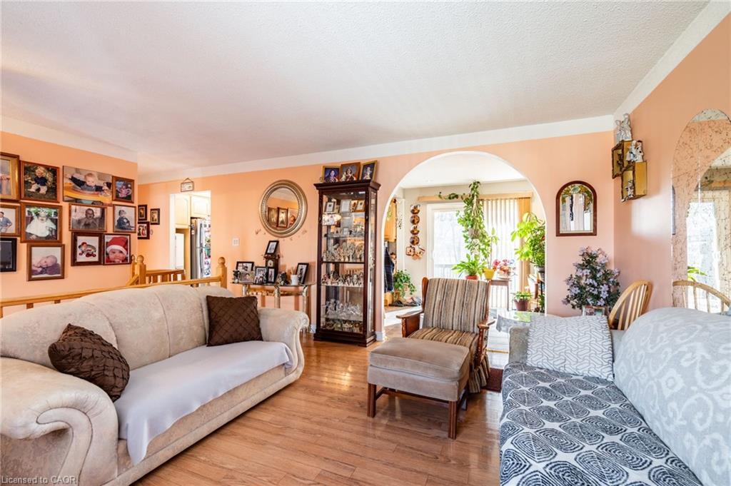 75 Hanover Place, Hamilton, ON - Indoor Photo Showing Living Room