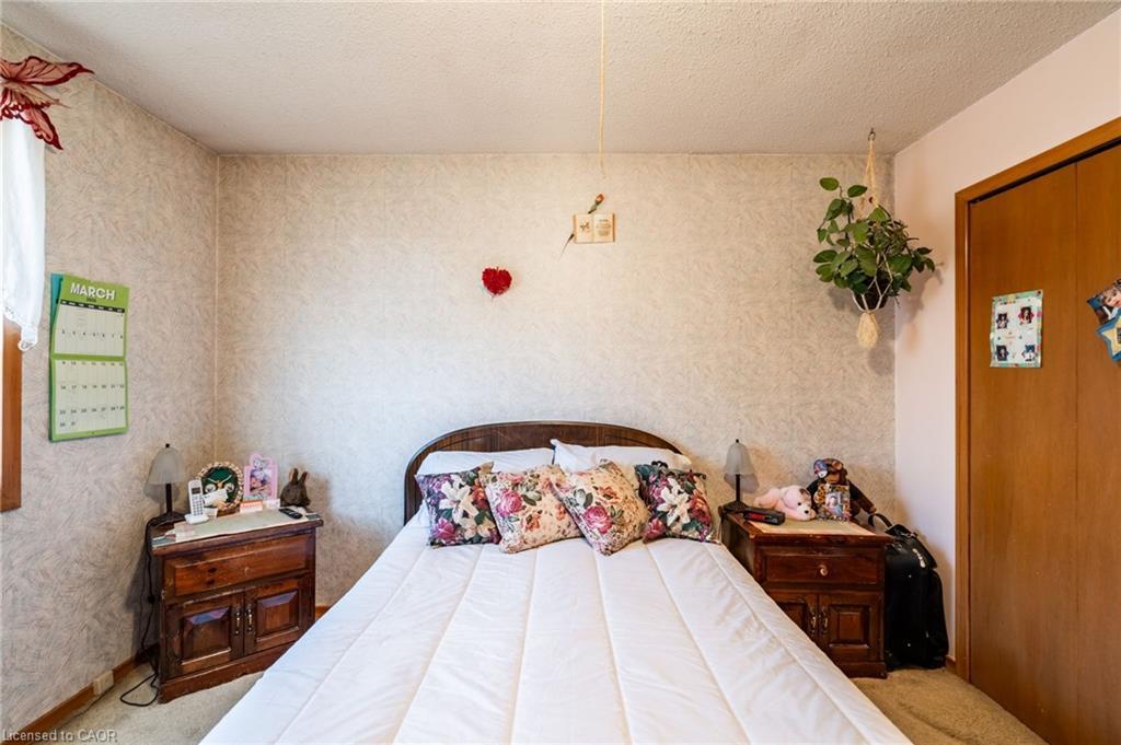 75 Hanover Place, Hamilton, ON - Indoor Photo Showing Bedroom