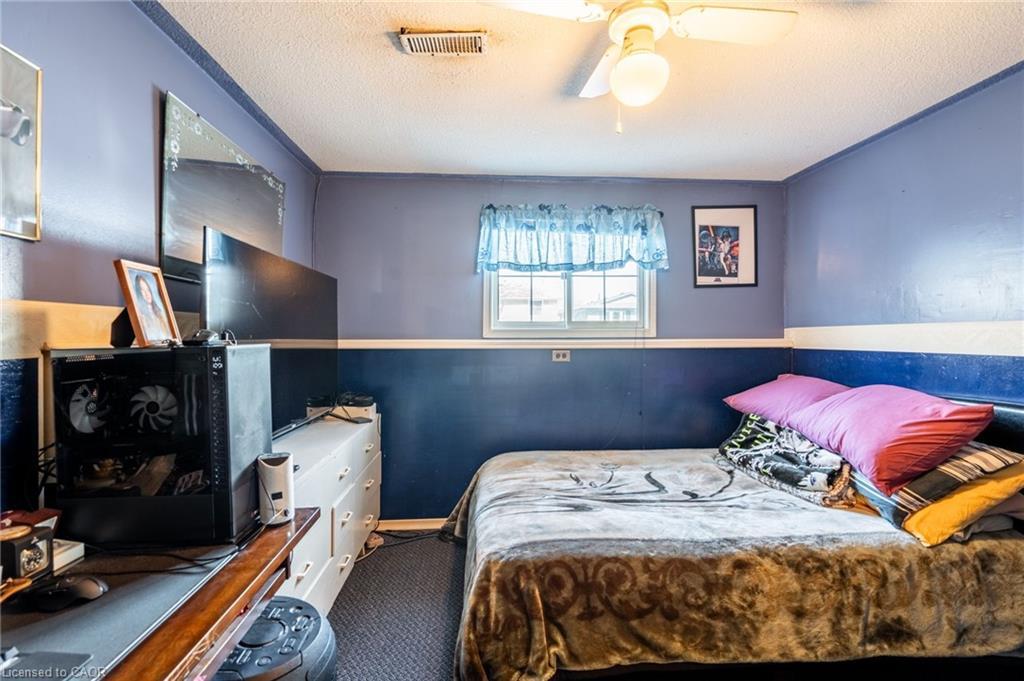 75 Hanover Place, Hamilton, ON - Indoor Photo Showing Bedroom