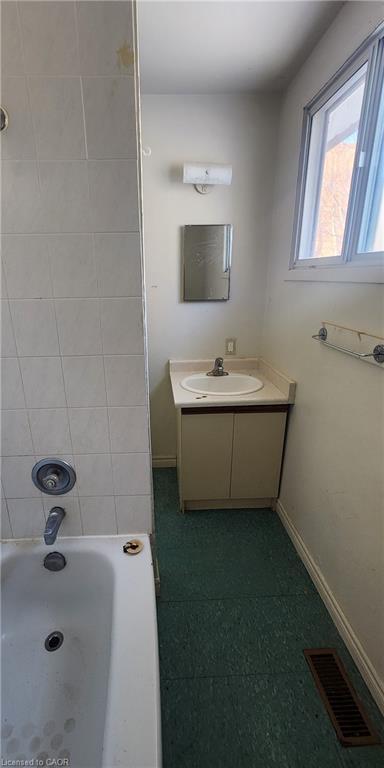 57-59 Oakwood Avenue, Simcoe, ON - Indoor Photo Showing Bathroom