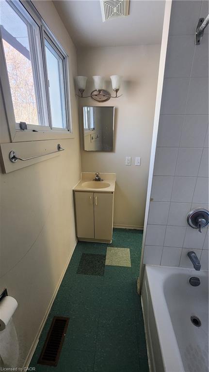 57-59 Oakwood Avenue, Simcoe, ON - Indoor Photo Showing Bathroom
