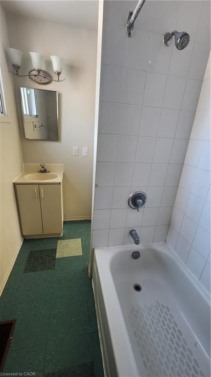 57-59 Oakwood Avenue, Simcoe, ON - Indoor Photo Showing Bathroom