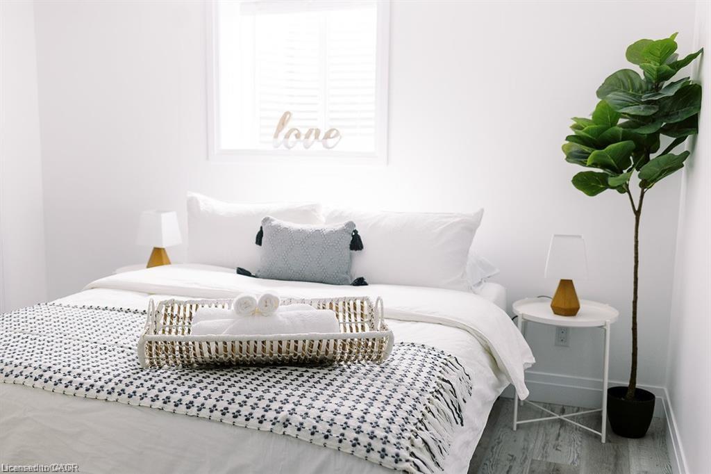 B-261 Belmont Avenue W, Kitchener, ON - Indoor Photo Showing Bedroom