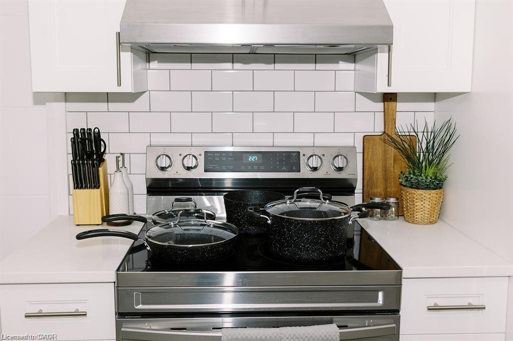 B-261 Belmont Avenue W, Kitchener, ON - Indoor Photo Showing Kitchen