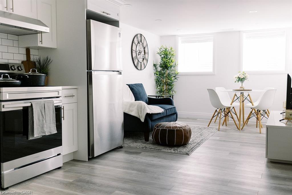 B-261 Belmont Avenue W, Kitchener, ON - Indoor Photo Showing Kitchen