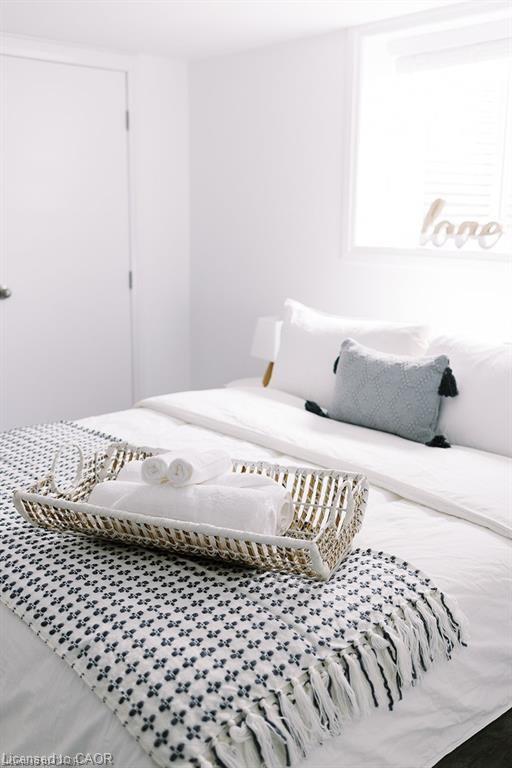 B-261 Belmont Avenue W, Kitchener, ON - Indoor Photo Showing Bedroom