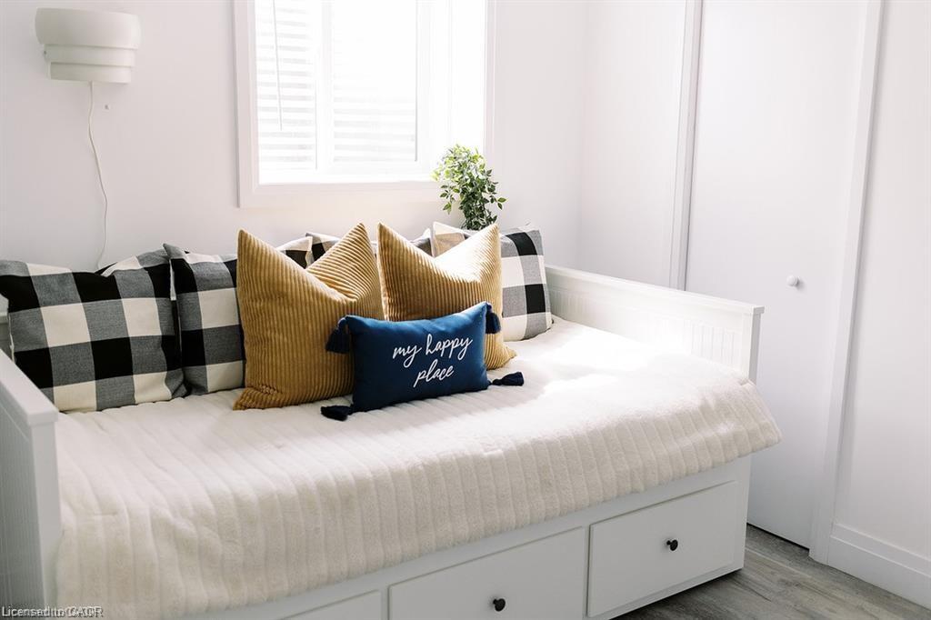 B-261 Belmont Avenue W, Kitchener, ON - Indoor Photo Showing Bedroom