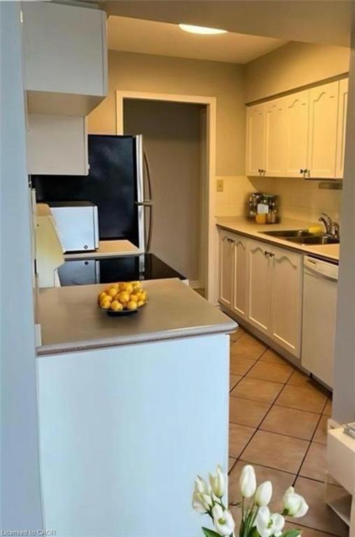 306-200 Limeridge Road W, Hamilton, ON - Indoor Photo Showing Kitchen