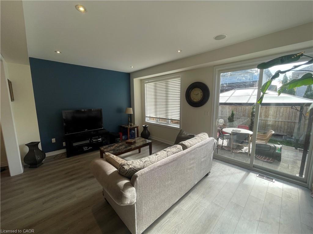 35-1890 Rymal Road E, Hamilton, ON - Indoor Photo Showing Living Room