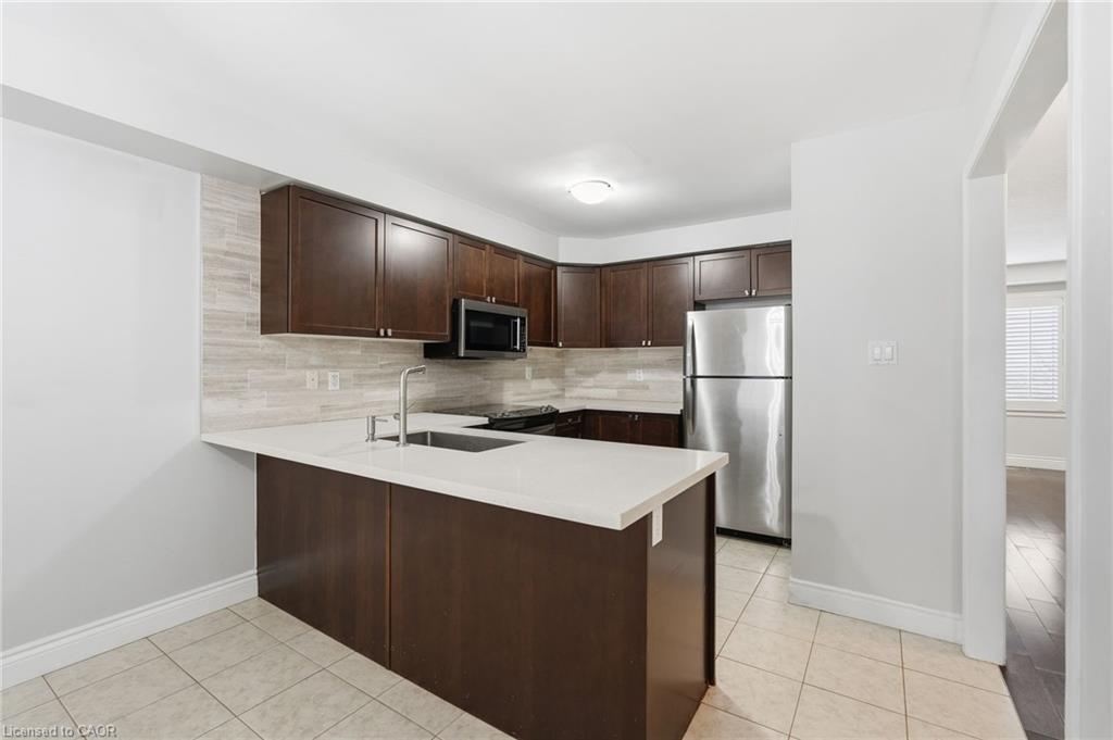 48-7 Sirente Drive, Hamilton, ON - Indoor Photo Showing Kitchen