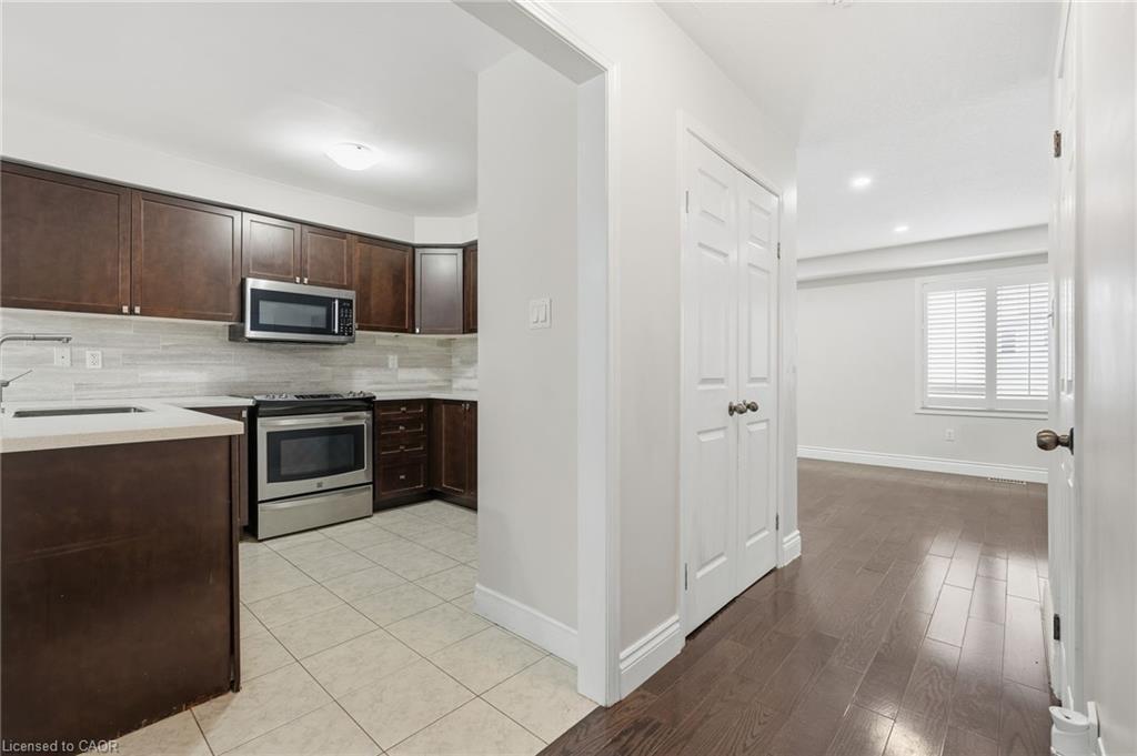 48-7 Sirente Drive, Hamilton, ON - Indoor Photo Showing Kitchen