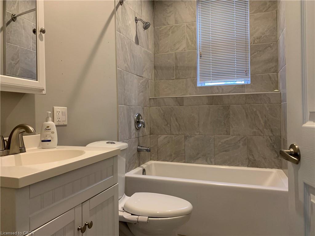 405-2 Macnab Street N, Hamilton, ON - Indoor Photo Showing Bathroom