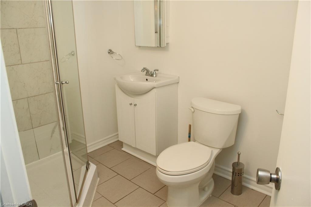 2-696 Ninth Avenue, Hamilton, ON - Indoor Photo Showing Bathroom