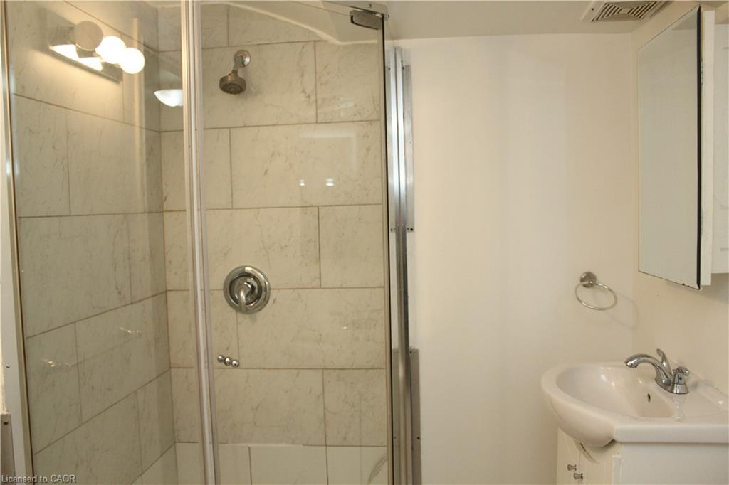 2-696 Ninth Avenue, Hamilton, ON - Indoor Photo Showing Bathroom