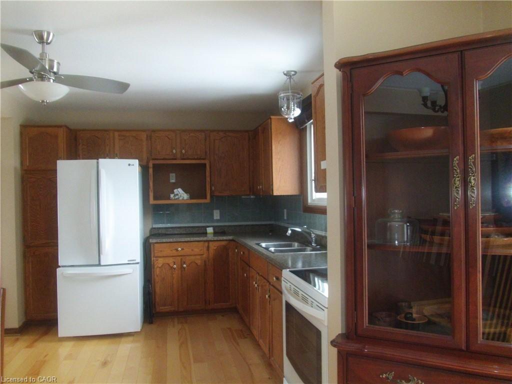 18 Ross Street, Waterford, ON - Indoor Photo Showing Kitchen With Double Sink