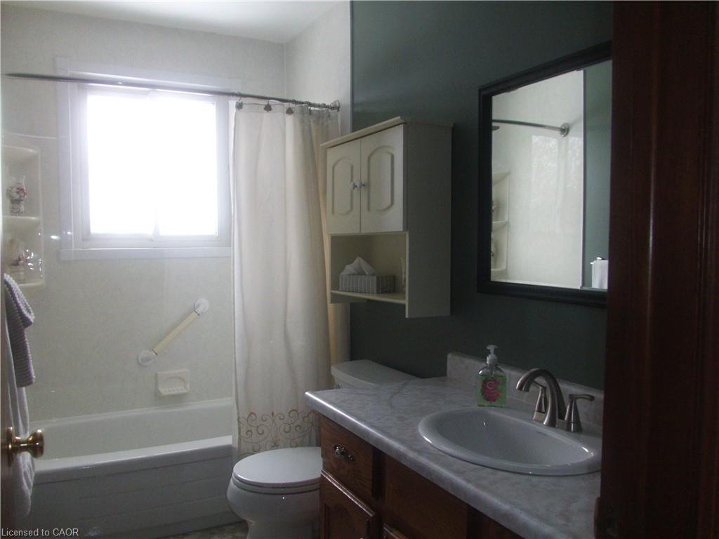 18 Ross Street, Waterford, ON - Indoor Photo Showing Bathroom