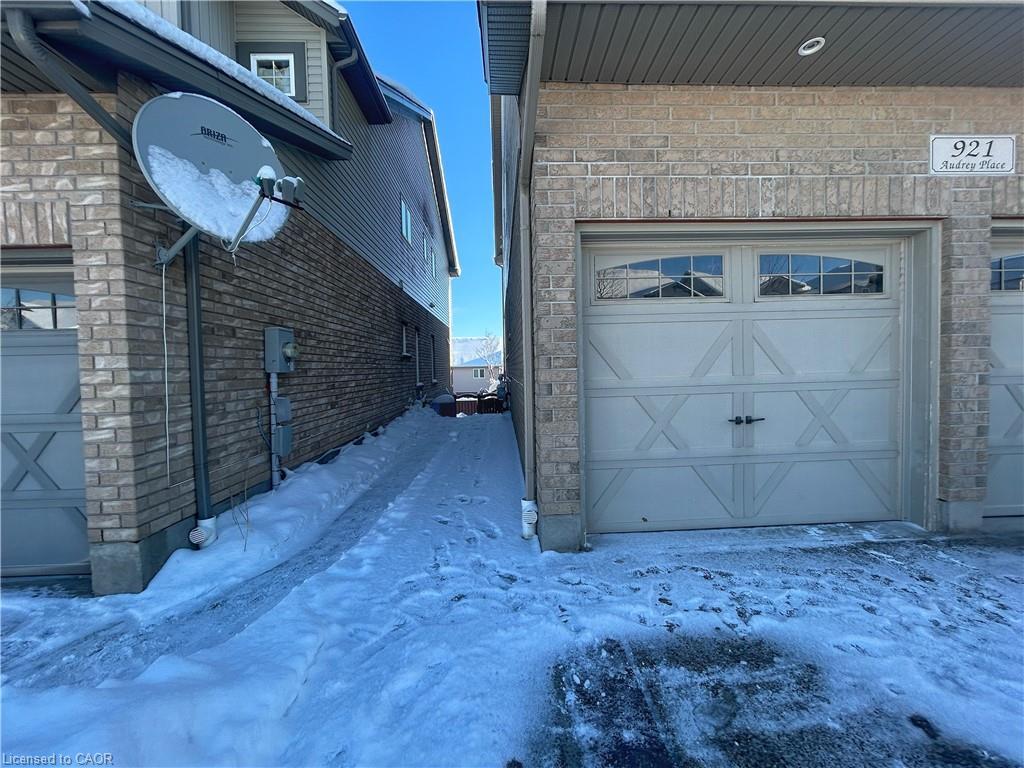 Lower-921 Audrey Place, Kitchener, ON - Outdoor With Exterior