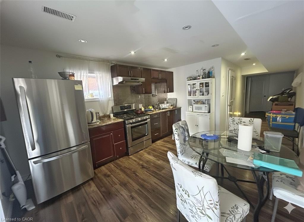 Lower-921 Audrey Place, Kitchener, ON - Indoor Photo Showing Kitchen