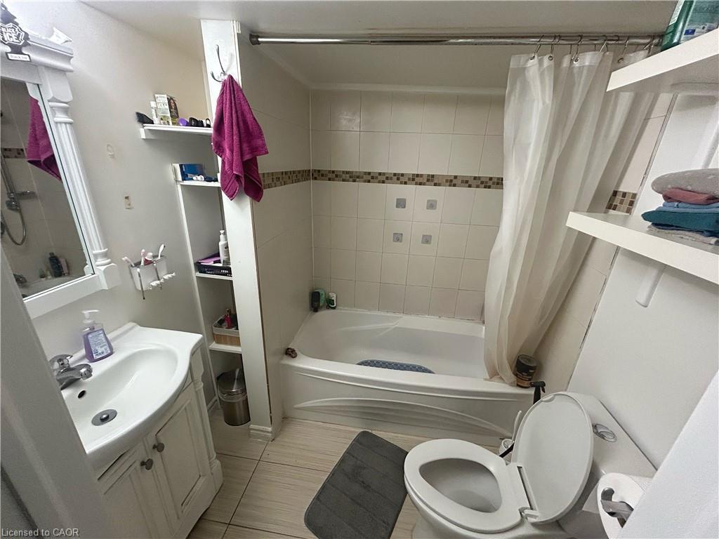 Lower-921 Audrey Place, Kitchener, ON - Indoor Photo Showing Bathroom