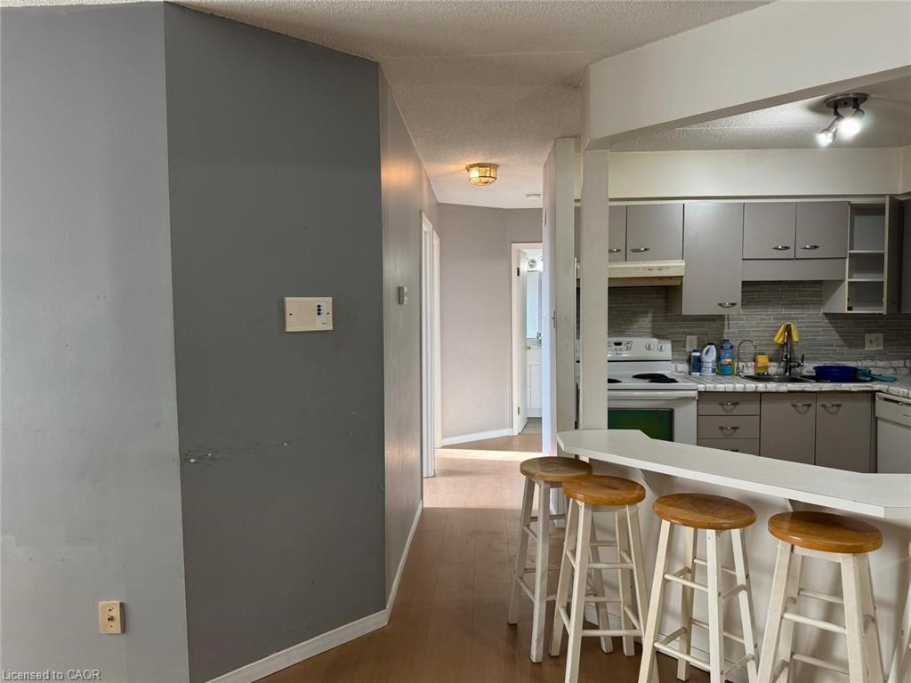 6-3085 Kingsway Drive, Kitchener, ON - Indoor Photo Showing Kitchen