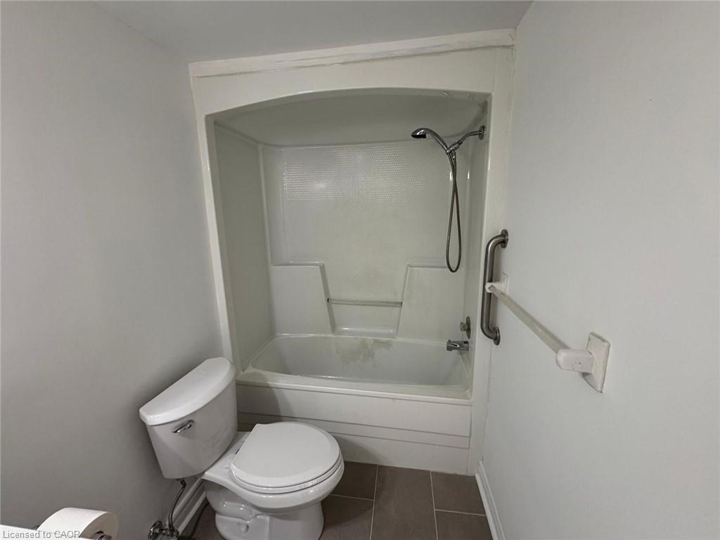 6-3085 Kingsway Drive, Kitchener, ON - Indoor Photo Showing Bathroom